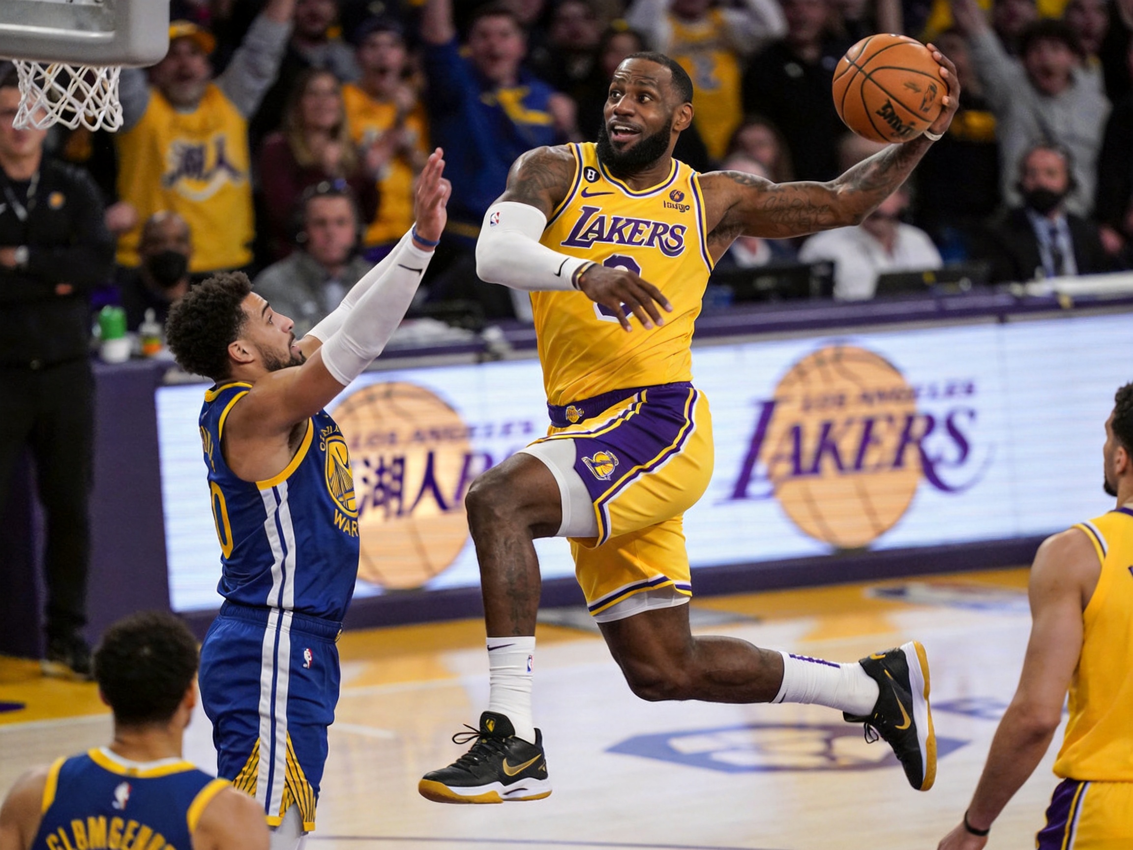 NBA湖人险胜勇士